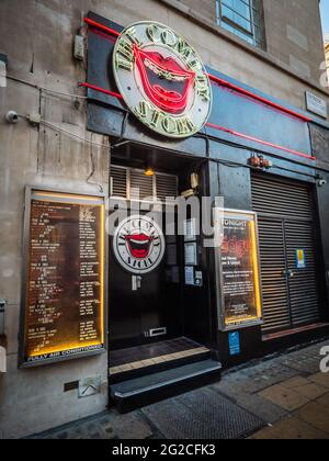 The Comedy Store, London. Der Eingang zum kultigen Comedy-Veranstaltungsort im Londoner West End mit Listen, darunter einige bekannte britische Comedians. Stockfoto