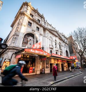 Wyndhams Theatre, London. Niedrige, weite Ansicht der façade zu einem Theater im Londoner West End mit dem Mann im weißen Anzug in der Produktion. Stockfoto