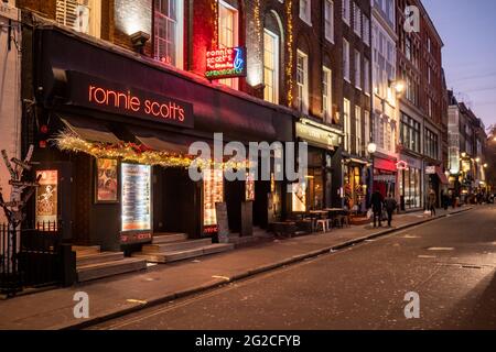 Ronnie Scott's Jazz Club, Soho, London. Blick bei Nacht auf den legendären Jazz-Club und die Musikhalle in der Frith Street im lebhaften West End von London. Stockfoto