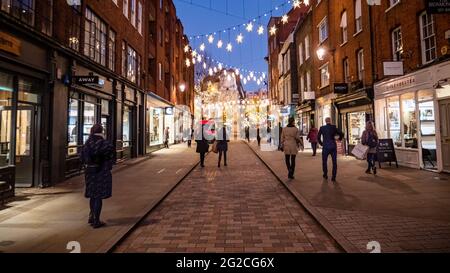 Seven Dials Christmas Shopping, London. Die hellen, saisonalen Lichter erleuchten die Nacht des modischen Einkaufsviertels im Zentrum von London. Stockfoto