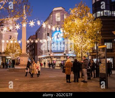 Seven Dials, London. Die hellen Weihnachtslichter an der zentralen Kreuzung des modischen Einkaufsviertels Seven Dials, London. Stockfoto