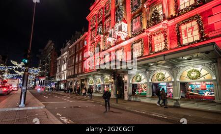 Fortnum & Mason, Piccadilly, London. Die façade zum exklusiven Kaufhaus geschmückt und nachts als Weihnachtsadventkalender beleuchtet. Stockfoto
