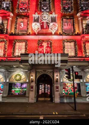 Fortnum & Masons, Piccadilly, London. Die façade zum exklusiven Kaufhaus geschmückt und beleuchtet als Weihnachtsadventkalender. Stockfoto