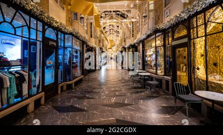 Burlington Arcade, Piccadilly, London. Blick auf die exklusive Einkaufspassage, die für die Weihnachtszeit eingerichtet ist, ohne dass Käufer in Sicht sind. Stockfoto