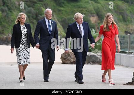 (Von links nach rechts) First Lady Jill Biden, US-Präsident Joe Biden, Premierminister Boris Johnson und Carrie Johnson gehen vor dem G7-Gipfel in Cornwall vor dem Carbis Bay Hotel, Carbis Bay, Cornwall. Bilddatum: Donnerstag, 10. Juni 2021. Stockfoto