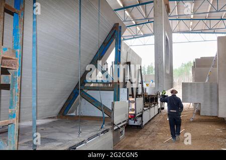 Arbeiter, die Betonsegmente im Lager sortieren Stockfoto
