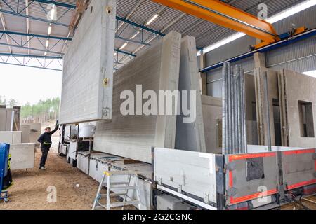 Arbeiter, die Betonsegmente im Lager sortieren Stockfoto