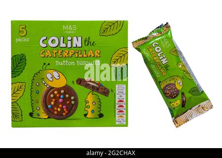 Colin, die Caterpillar-Knopfkekse von M&S, mit einer Packung, die aus der Schachtel entfernt wurde, isoliert auf weißem Hintergrund Stockfoto