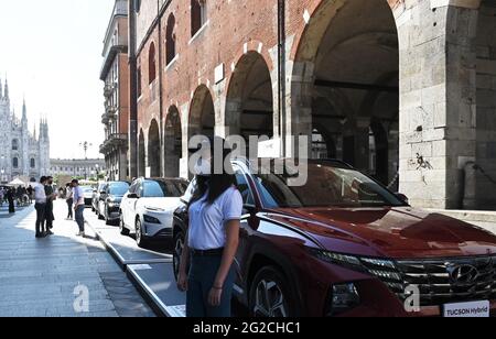 Mailand, Italien. Juni 2021. Mailand, Italien MIMO Milano Monza Motor Show 2021 die Eröffnung des Bandschneidens auf der Piazza Duomo mit Andrea Levy, dem Präsidenten von MIMO, Angelo Sticki Damiani, dem Präsidenten von ACI, Geronimo La Russa, dem Präsidenten des Automobile Club Milano, den Bürgermeister von Mailand Beppe Sala und dem von Monza Dario Allevi, Fabrizio Sala, Regionalrat mit über 60 teilnehmenden Automobilherstellern, stellt die symbolischen Orte der Stadt und der Monza-Rennstrecke im Foto aus: Credit: Independent Photo Agency/Alamy Live News Stockfoto