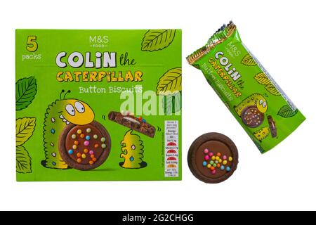 Colin, die Caterpillar-Knopfkekse von M&S, mit der Packung aus der Box entfernt und geöffnet, um Biskuit isoliert auf weißem Hintergrund zu zeigen Stockfoto