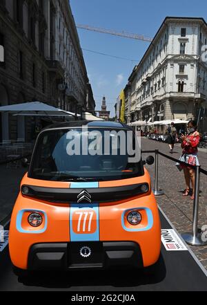 Mailand, Italien. Juni 2021. Mailand, Italien. Juni 2021. Mailand, Italien MIMO Milano Monza Motor Show 2021 die Eröffnung des Bandschneidens auf der Piazza Duomo mit Andrea Levy, dem Präsidenten von MIMO, Angelo Sticki Damiani, dem Präsidenten von ACI, Geronimo La Russa, dem Präsidenten des Automobile Club Milano, den Bürgermeister von Mailand Beppe Sala und dem von Monza Dario Allevi, Fabrizio Sala Regionalrat mit über 60 teilnehmenden Automobilherstellern stellt die symbolischen Orte der Stadt und auf der Rennstrecke von Monza auf dem Foto aus: Ausstellung von Autos an den symbolischen Orten von Mailand Kredit: Unabhängige Fotoagentur/Alamy Stockfoto