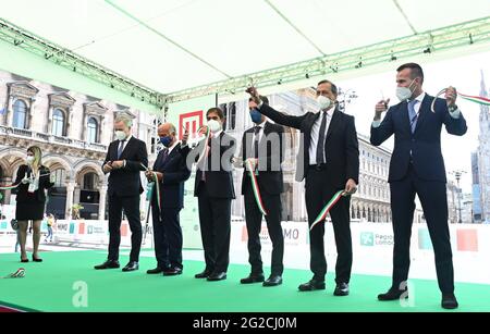 Mailand, Italien. Juni 2021. Mailand, Italien MIMO Milano Monza Motor Show 2021 die Eröffnung des Bandschneidens auf der Piazza Duomo mit Andrea Levy, dem Präsidenten von MIMO, Angelo Sticki Damiani, dem Präsidenten von ACI, Geronimo La Russa, dem Präsidenten des Automobile Club Milano, den Bürgermeister von Mailand Beppe Sala und dem von Monza Dario Allevi, Fabrizio Sala, Regionalrat mit über 60 teilnehmenden Automobilherstellern, stellt die symbolischen Orte der Stadt und auf der Rennstrecke von Monza aus. Auf dem Foto: Die Einweihung des Bandes auf der Piazza Duomo mit Andrea Levy, Präsident von MIMO, Angelo Sticki Damiani, Präsident VON A Stockfoto