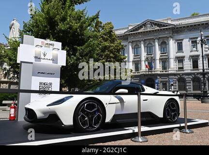 Mailand, Italien. Juni 2021. Mailand, Italien. Juni 2021. Mailand, Italien MIMO Milano Monza Motor Show 2021 die Eröffnung des Bandschneidens auf der Piazza Duomo mit Andrea Levy, dem Präsidenten von MIMO, Angelo Sticki Damiani, dem Präsidenten von ACI, Geronimo La Russa, dem Präsidenten des Automobile Club Milano, den Bürgermeister von Mailand Beppe Sala und dem von Monza Dario Allevi, Fabrizio Sala Regionalrat mit über 60 teilnehmenden Automobilherstellern stellt die symbolischen Orte der Stadt und auf der Rennstrecke von Monza auf dem Foto aus: Ausstellung von Autos an den symbolischen Orten von Mailand Kredit: Unabhängige Fotoagentur/Alamy Stockfoto