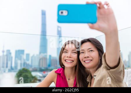 Chinesische Mutter und Tochter machen zusammen Selfie Stockfoto