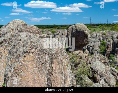 Blick auf die Granitschlucht am sonnigen Frühlingstag, Actove, Region Mykolayiv, Ukraine Stockfoto