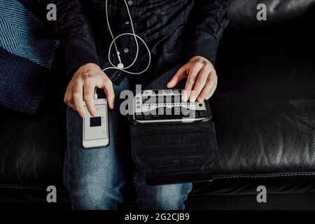 Mann mit Braille-Tastatur und Smartphone Stockfoto