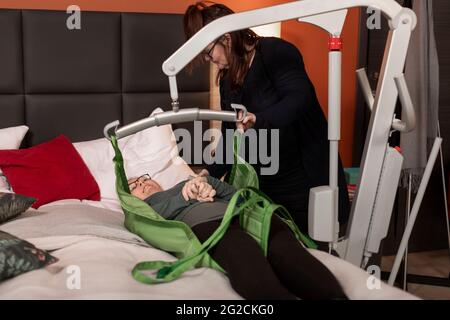 Frau mit mobilem Hebezeug Stockfoto