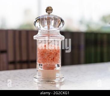 Himalaya-Rosa-Salz in Glas-Salz-Shaker Nahaufnahme vor dem Hintergrund-Fenster stehen, gesunde Ernährung, alternative Medizin, Entgiftung Stockfoto