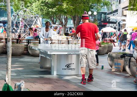 Seattle, WA USA 23. August 2014: Männer genießen das Tischtennis- oder Tischtennisspiel im Park von The West in Seattl am Pioneer Square Stockfoto