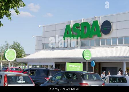 ASDA Store Front, Logo, Willkommen bei ASDA, Parkplatz, Eingang zum Geschäft, London, England, Großbritannien, englischer Laden, Großbritannien Stockfoto