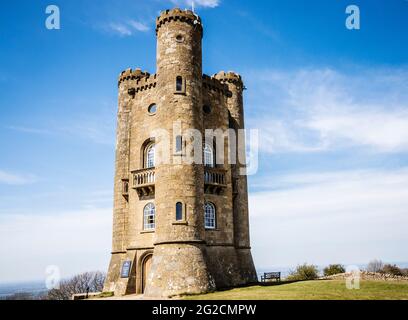 Broadway Tower, eine Torheit aus dem 18. Jahrhundert, steht am zweithöchsten Punkt der Cotswolds. Stockfoto