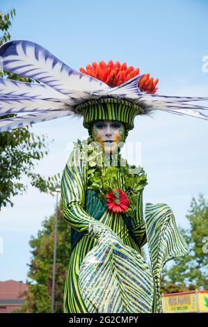 Puyallup, WA USA 10. September 2015: Teilnehmerin eines Pflanzenblumenkostüms auf der Washington State Fair, der größten Einzelattraktion in der St. Stockfoto