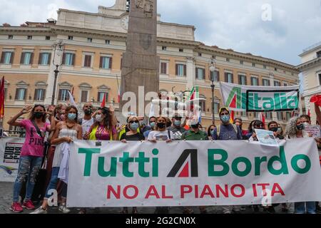 Rom, Italien. Juni 2021. Mitarbeiter von Alitalia-Fluggesellschaften demonstrieren auf der Piazza di Monte Citorio Credit: Independent Photo Agency/Alamy Live News Stockfoto