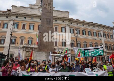 Rom, Italien. Juni 2021. Mitarbeiter von Alitalia-Fluggesellschaften demonstrieren auf der Piazza di Monte Citorio Credit: Independent Photo Agency/Alamy Live News Stockfoto