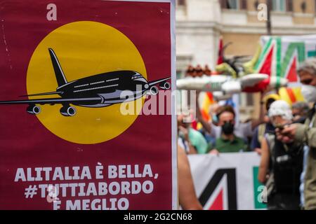 Rom, Italien. Juni 2021. Mitarbeiter von Alitalia-Fluggesellschaften demonstrieren auf der Piazza di Monte Citorio Credit: Independent Photo Agency/Alamy Live News Stockfoto