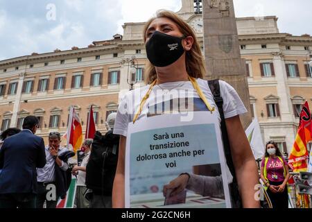 Rom, Italien. Juni 2021. Mitarbeiter von Alitalia-Fluggesellschaften demonstrieren auf der Piazza di Monte Citorio Credit: Independent Photo Agency/Alamy Live News Stockfoto