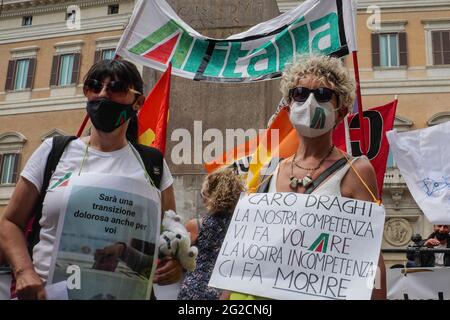 Rom, Italien. Juni 2021. Mitarbeiter von Alitalia-Fluggesellschaften demonstrieren auf der Piazza di Monte Citorio Credit: Independent Photo Agency/Alamy Live News Stockfoto