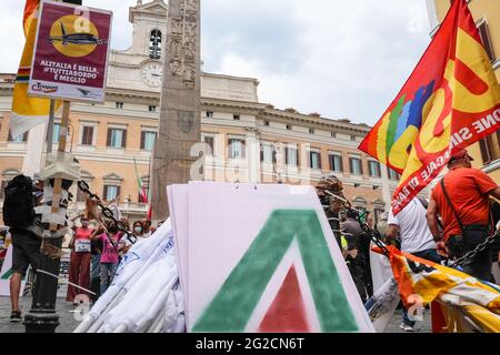 Rom, Italien. Juni 2021. Mitarbeiter von Alitalia-Fluggesellschaften demonstrieren auf der Piazza di Monte Citorio Credit: Independent Photo Agency/Alamy Live News Stockfoto