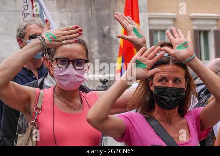 Rom, Italien. Juni 2021. Mitarbeiter von Alitalia-Fluggesellschaften demonstrieren auf der Piazza di Monte Citorio Credit: Independent Photo Agency/Alamy Live News Stockfoto