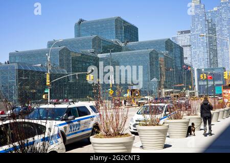 New York, NY, USA - 10. Juni 2021: Polizeiautos gegenüber dem Javits Center an der 11th Avenue und 34th Street Stockfoto