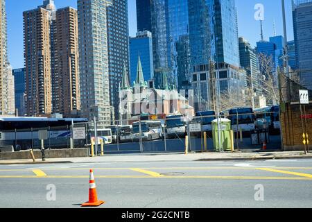 New York, NY, USA - 10. Juni 2021: STS. Cyrill & Methodius & St. Raphael's Catholic Church Kroatische Pfarrei umgeben von Wolkenkratzern und Bussen Stockfoto