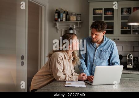 Paar mit Laptop zu Hause Stockfoto