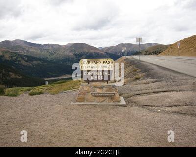 Das Loveland Pass Parkschild am Parkplatz an einem bewölkten, grauen Tag. An der Kontinentalscheide in Colorado. Stockfoto