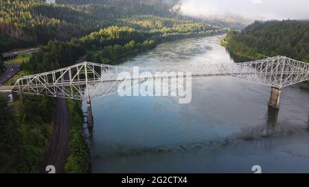 Luftaufnahme der Brücke der Götter in Cascade Locks, Oregon Stockfoto