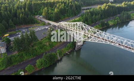 Luftaufnahme der Brücke der Götter in Cascade Locks, Oregon Stockfoto