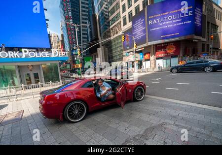 New York, USA. Juni 2021. Chevrolet Camaro am Mittwoch, den 9. Juni 2021 auf dem Times Square in New York (ÂPhoto by Richard B. Levine) Quelle: SIPA USA/Alamy Live News Stockfoto