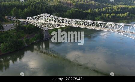 Luftaufnahme der Brücke der Götter in Cascade Locks, Oregon Stockfoto