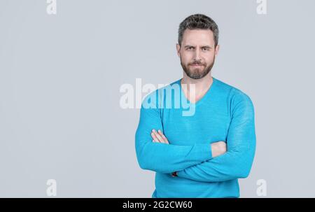 Schöner Mann in Freizeitkleidung hat grizzled Haar. Erfolgreicher Mann auf grauem Hintergrund. Stockfoto