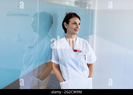 Lächelnde Ärztin im Krankenhaus Stockfoto