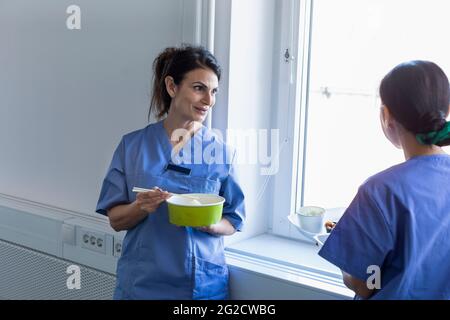 Krankenschwestern essen asiatische Essen zum Mitnehmen Stockfoto