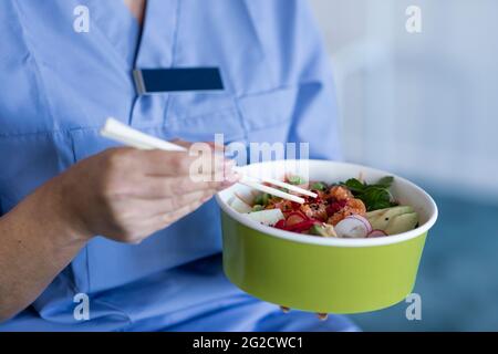 Krankenschwester essen asiatische Essen zum Mitnehmen Stockfoto