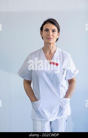 Porträt der Ärztin im Krankenhaus Stockfoto