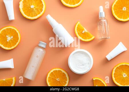 Naturkosmetik und Orangenscheiben. Flach liegend, Draufsicht. Vitamin C-Zitrusprodukte. Hautpflegekonzept. Stockfoto