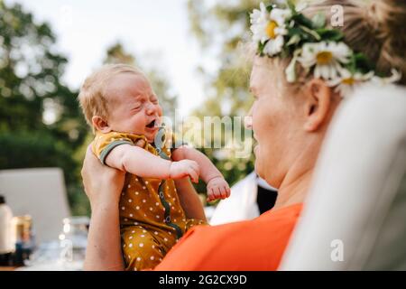 Mutter hält schreiendes baby Stockfoto