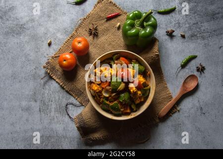 Kadai Paneer, ein beliebtes nordindisches halbtrockenes Gericht, das aus Paneer- oder Quark-Tomaten und Paprika mit frisch gemahlenen Gewürzen zubereitet wird. Stockfoto