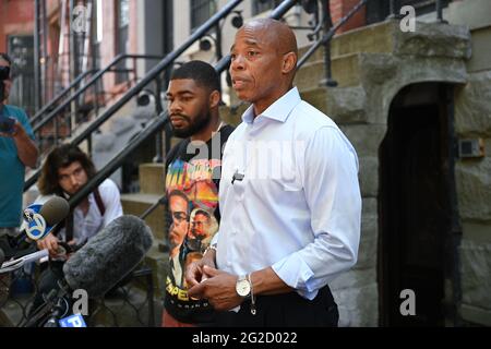 Eric Adams, der Präsident von Brooklyn, und sein Sohn Jordan Coleman (L) veranstalten in seinem Haus in Bedford-Stuyvesant ein Frühstück mit Reportern Stockfoto